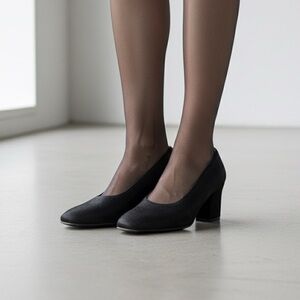 Vintage Salvatore Ferragamo classic black grosgrain block heel pumps - size 5.5